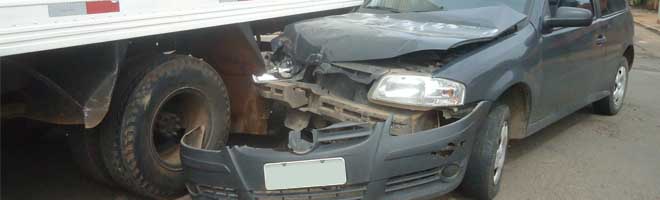 Motorista não obedece sinalização e colide em veículo