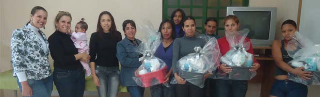 Dez mulheres iniciam curso profissionalizante de manicure oferecido pelo CRAS