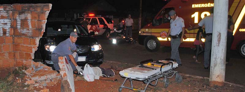 Em Paraguaçu, motociclista é arremessado ao muro após colisão com Corolla