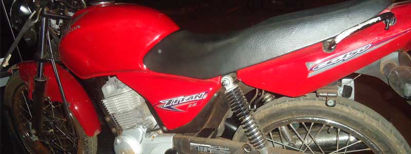 Motociclista sem habilitação, colide moto e a esconde da PM