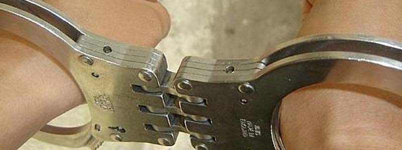 Jovens são abordados, agridem policiais e são presos por tráfico de entorpecentes