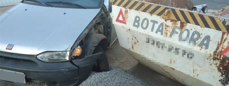 Em ultrapassagem, condutor colide em caçamba no centro da cidade