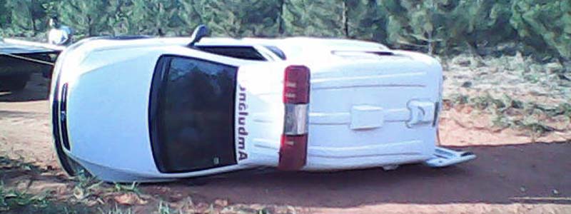 Ambulância se envolve em acidente em estrada rural
