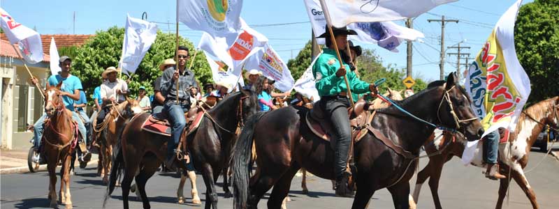 Cavalgada percorre ruas e avenidas de Paraguaçu; confira as fotos