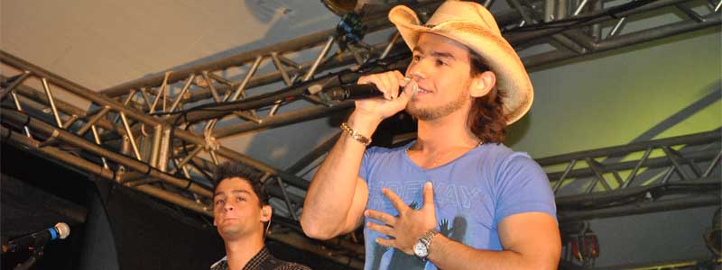 Fãs vão à loucura com o charme da dupla Munhoz & Mariano; confira quem prestigiou o show