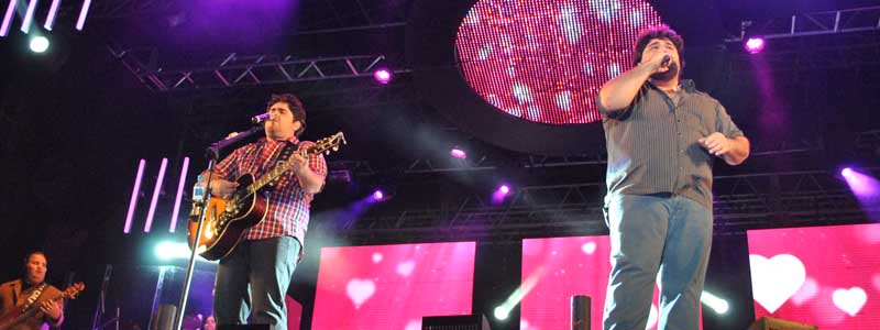 Mais de 60 mil pessoas vão ao show de César Menotti & Fabiano; confira as fotos