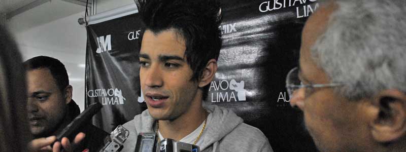 Gusttavo Lima recebe à imprensa e concede coletiva em seu camarim
