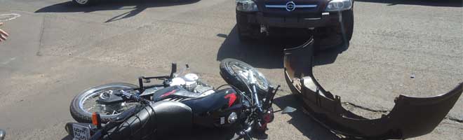 Veículo não obedece à sinalização e colide contra moto de entregador