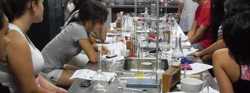 Instituição recebe inscrições para as aulas de Química Experimental