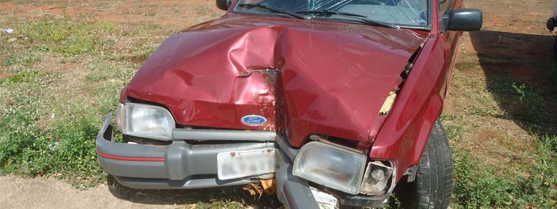 Motorista bêbado colide veículo, foge do local e é encontrado caído ao chão