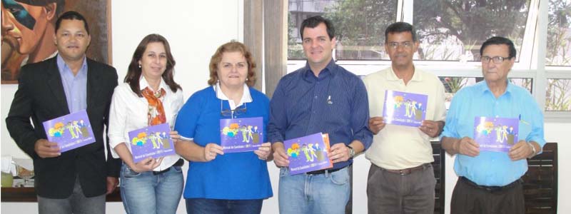 Legislativo entrega cartilhas às escolas participantes da Câmara Jovem 2011