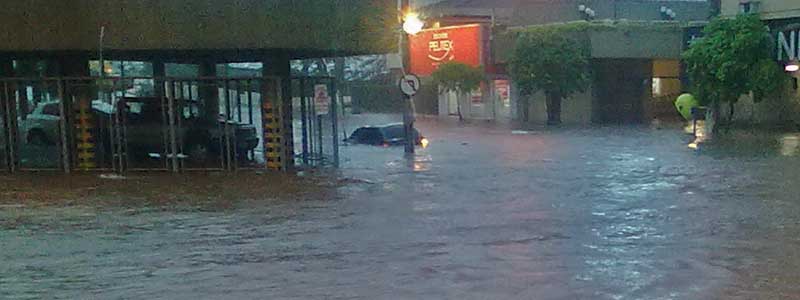 Forte chuva em Assis alaga lojas, arrasta carros e deixa outros submersos