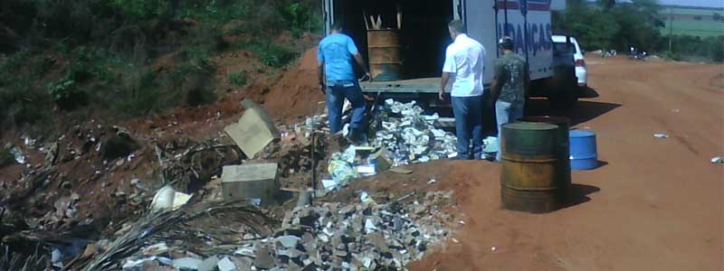 Paraguaçuense aciona a PM após flagrar rapazes despejando lixo em local impróprio