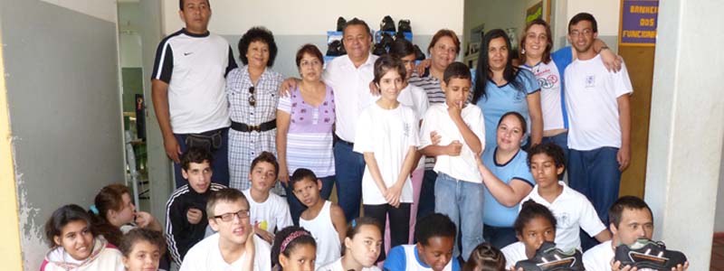 Prefeito Ediney entrega tênis aos alunos da APAE