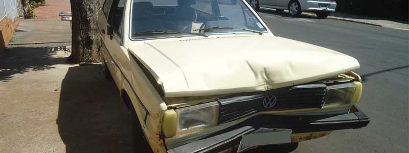 Motorista desmaia ao volante e colide veículo contra árvore