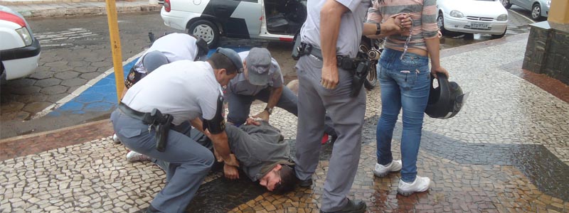 Após tentar fuga, motociclista é preso atrás da Igreja Matriz