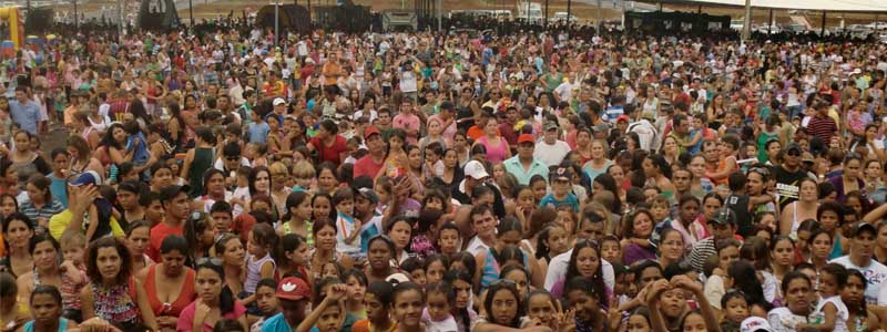 Multidão de crianças marca presença no show de Patati & Patatá; confira as fotos