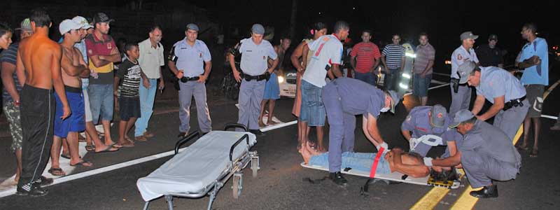 Pedestre é atropelado por dois veículos; um evade do local