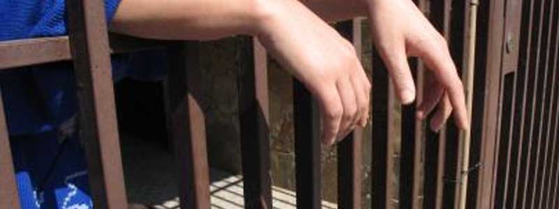Adolescente volta para trás das grades após ser abordado com drogas