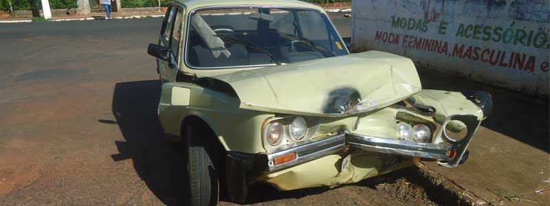 Veículo tem a frente destruída após colisão em cruzamento