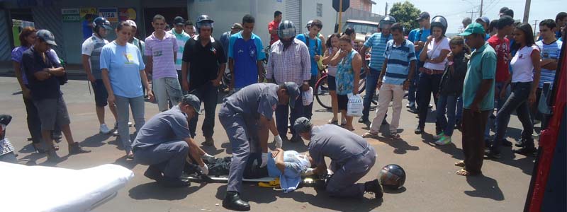 Professora sofre corte na cabeça após ser colidida por veículo