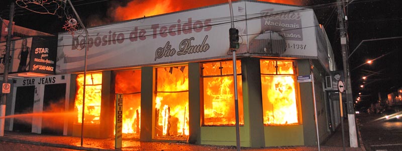 Fogo destrói Depósito de Tecidos São Paulo; incêndio pode ter sido criminoso