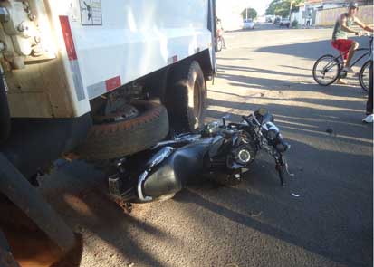 Acidente entre moto e caminhão de limpeza, deixa ferido