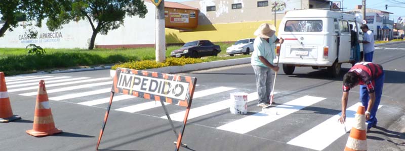 Departamento de Trânsito realiza manutenção e reforça sinalização na cidade