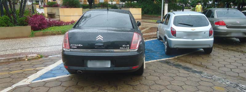Motoristas desrespeitam vagas destinadas a deficientes em Paraguaçu Paulista