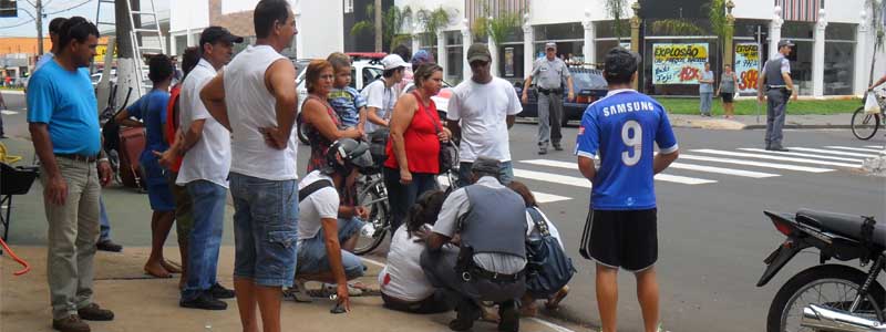 Durante ocorrência, viatura da PM colide em ciclista na Av. Siqueira Campos