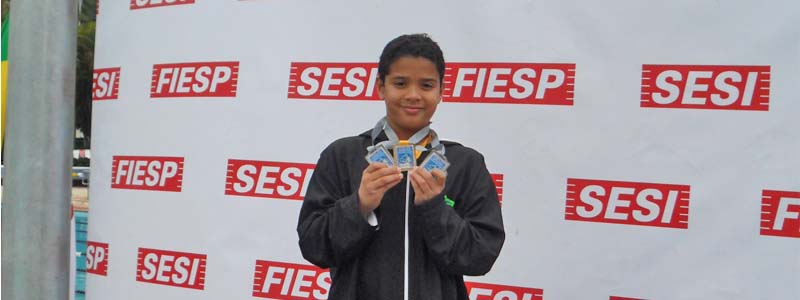 Nadador paraguaçuense participa de campeonato e conquista três medalhas