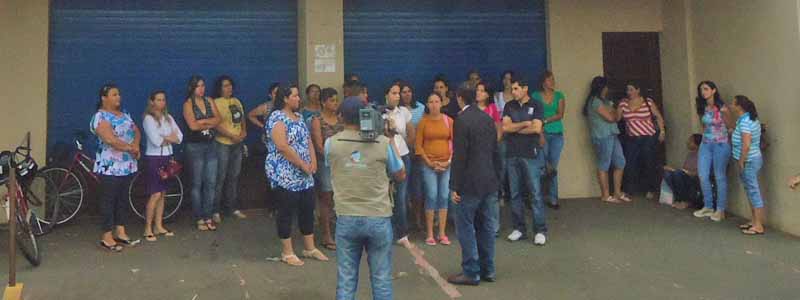 Costureiras fazem protesto em frente à fábrica por estarem sem receber a alguns meses