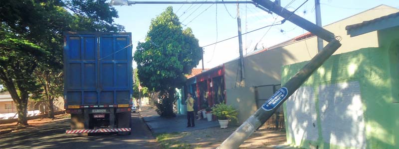 Carreta colide em poste e deixa residências sem energia elétrica por mais de cinco horas