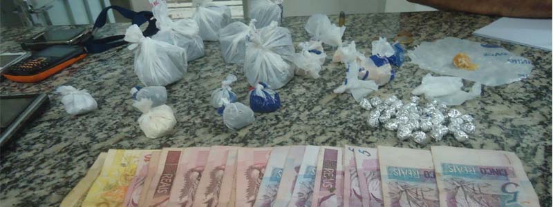 Menores são encontrados pela PM embalando entorpecentes no interior de residência