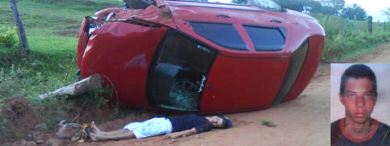Motorista fica inconsciente após capotar veículo e ser arremessado para fora
