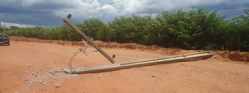 Veículo colide em poste e deixa bairro sem energia por quase três horas