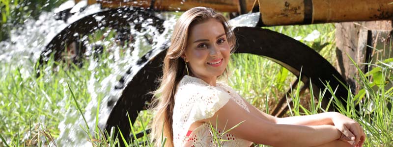 Em um belo cenário natural, Kamila Pilan é clicada para o Teen da Semana