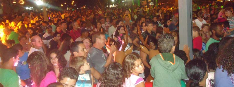 Multidão acompanha Papai Noel chegar de paraquedas em Paraguaçu Paulista