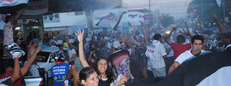 Corinthianos comemoram a vitória do
