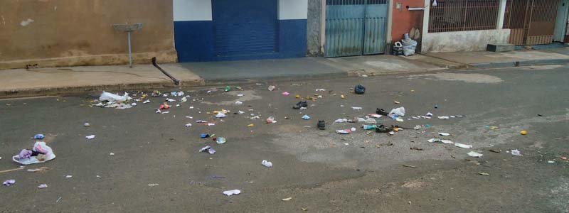 Moradora e coletor discutem por lixo esparramado pelos cachorros na rua