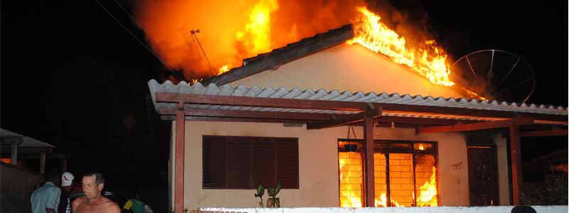 Incêndio destrói casa na Barra Funda; duas menores estavam sozinhas no local