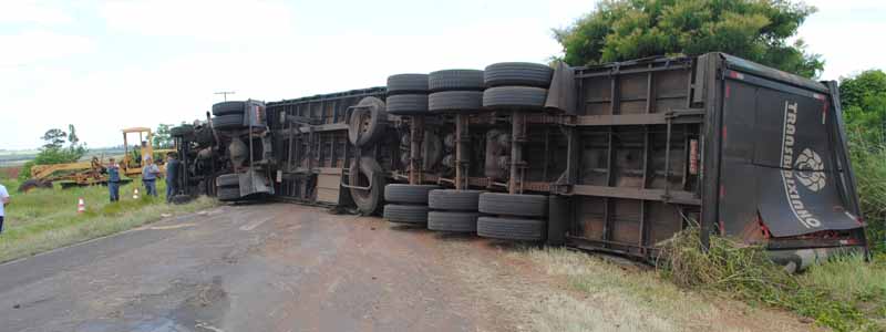 Carreta carregada tomba e deixa rodovia interditada por quase três horas