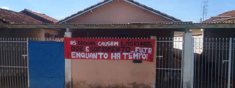 Mãe revoltada com as drogas fixa faixa de protesto em frente à sua casa