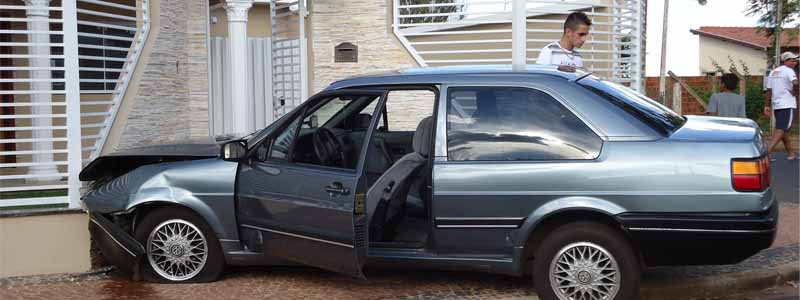 Ao fazer a conversão, carro perde controle e colide em muro de residência