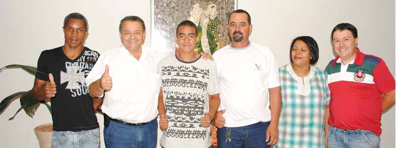 Ediney recebe garoto paraguaçuense contratado pelo São Paulo F.C.