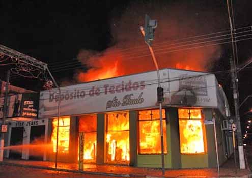 Fogo destrói Depósito de Tecidos São Paulo; incêndio pode ter sido criminoso
