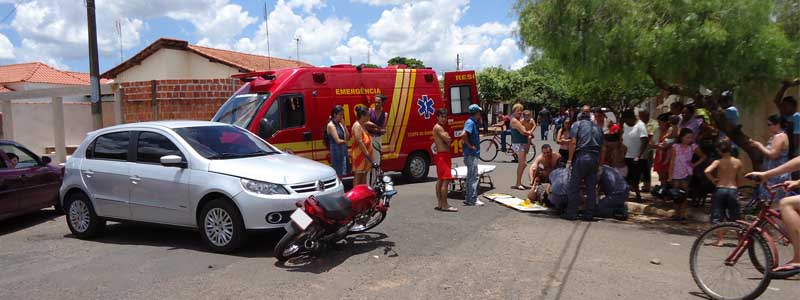 Táxi e moto se colidem em cruzamento na Barra Funda
