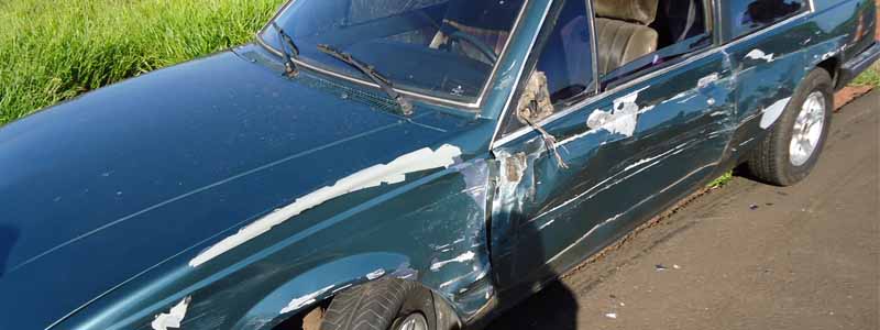 Belina tenta ultrapassar caminhão e colide em carro de paraguaçuense