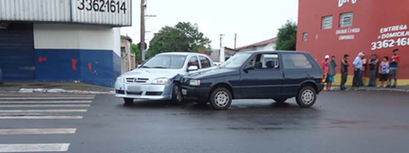 Uno colide em Astra que fazia retorno na Av. Siqueira Campos