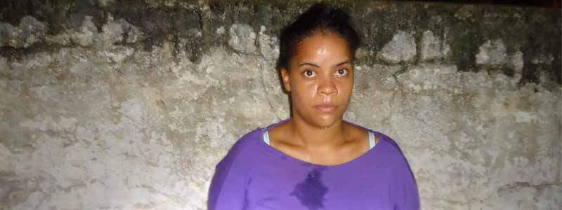 Jovem é presa quando tentava passar porções de cocaína a usuário
